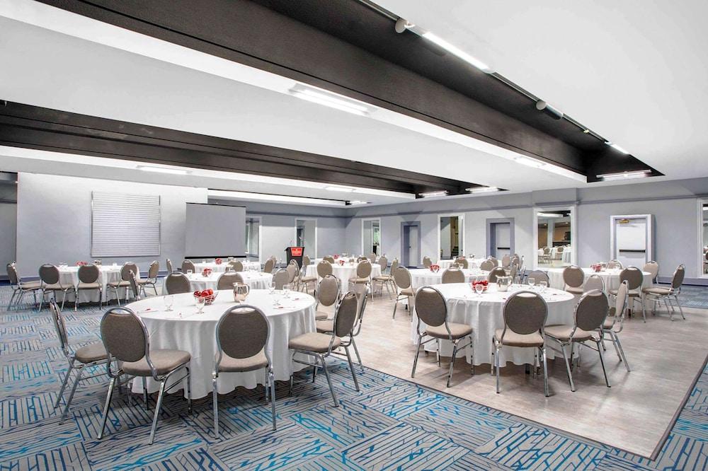 Quality Inn & Conference Centre Kingston Central Luaran gambar