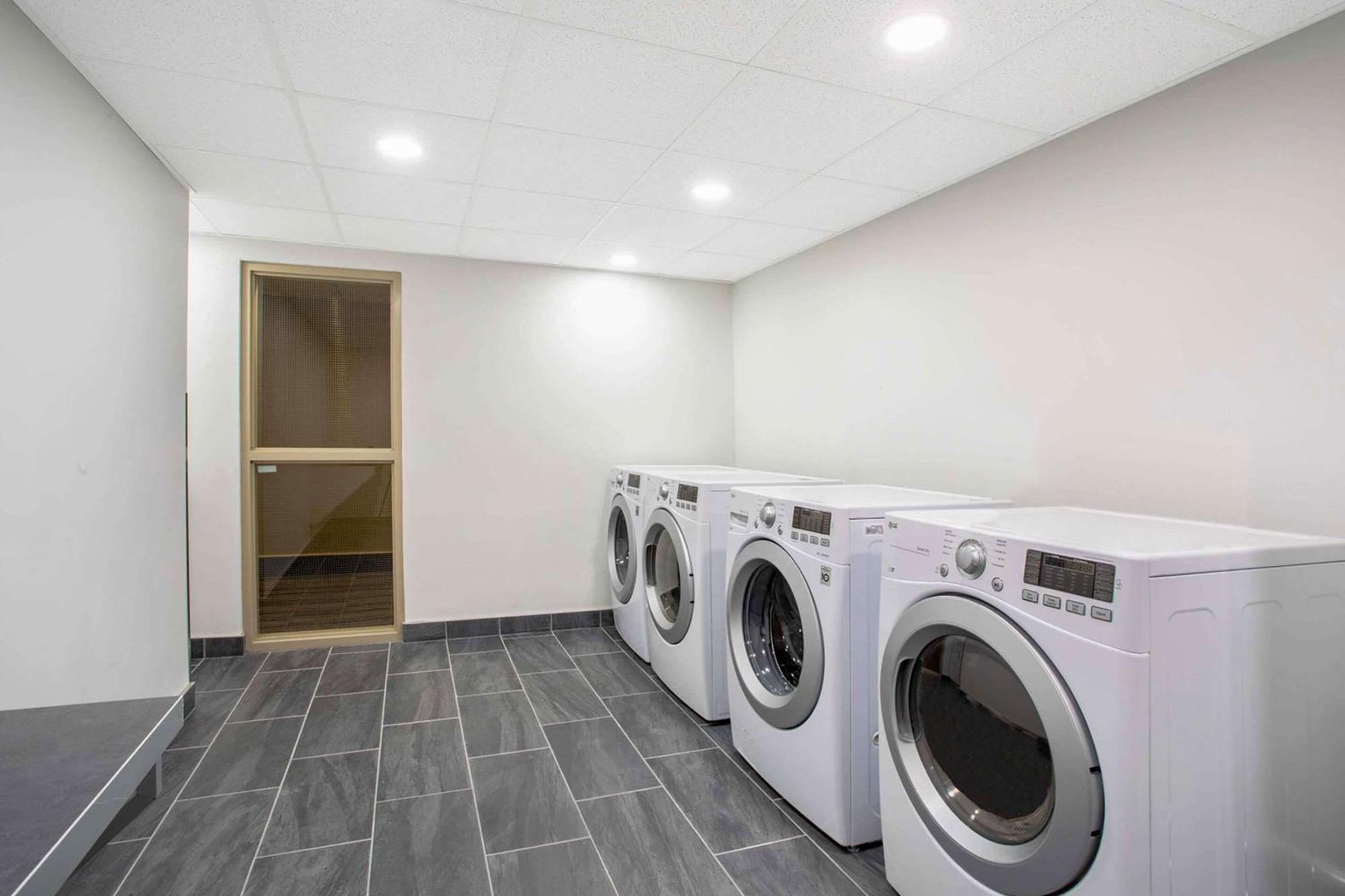 Quality Inn & Conference Centre Kingston Central Luaran gambar